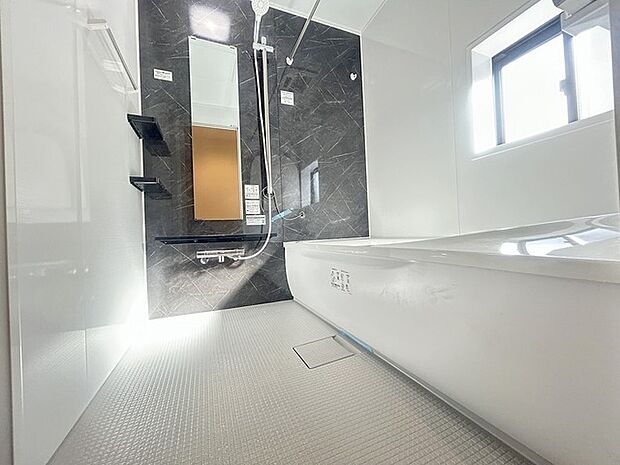 広々1坪タイプのゆったり浴室ユニット。防カビ・抗菌素材なのもうれしい。