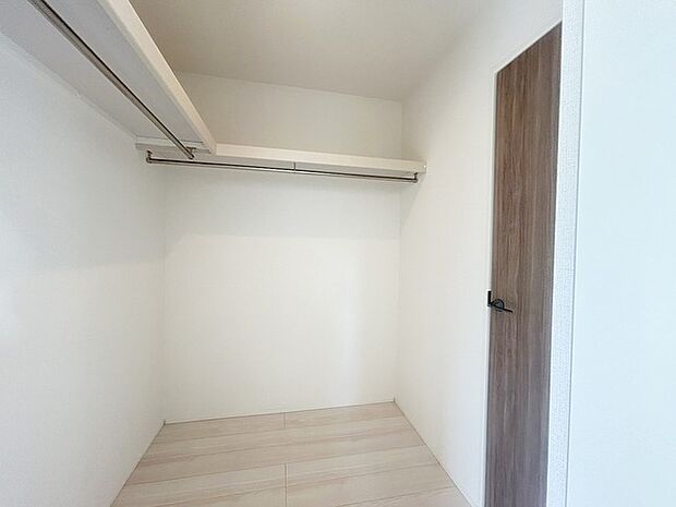 季節物の衣類もスッキリ収納できる、ウォークインクローゼット。