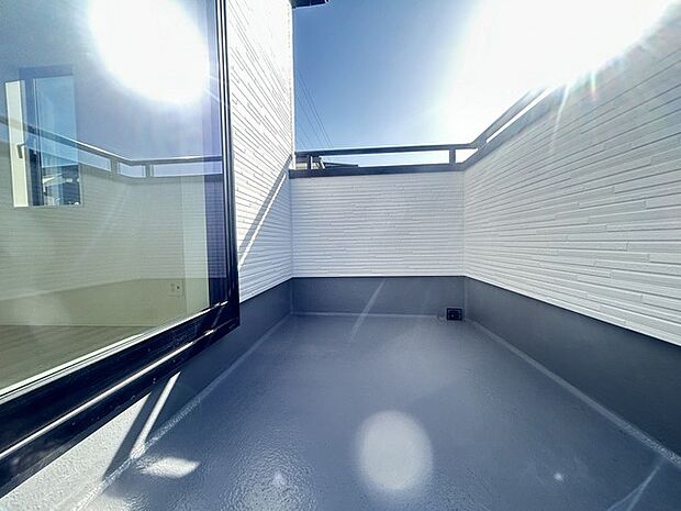 らくらくお洗濯を助ける広いバルコニー。