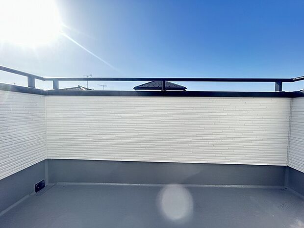 ゆとりの広さを確保したバルコニー。お布団を干すのも、この広さならラクラク。