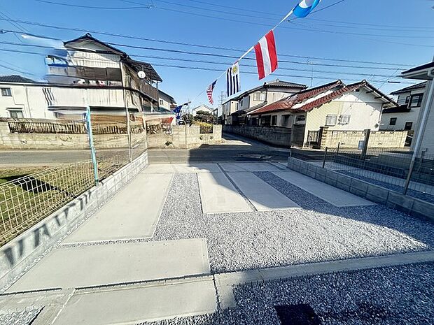 セカンドカーにも便利、駐車2台可の敷地。