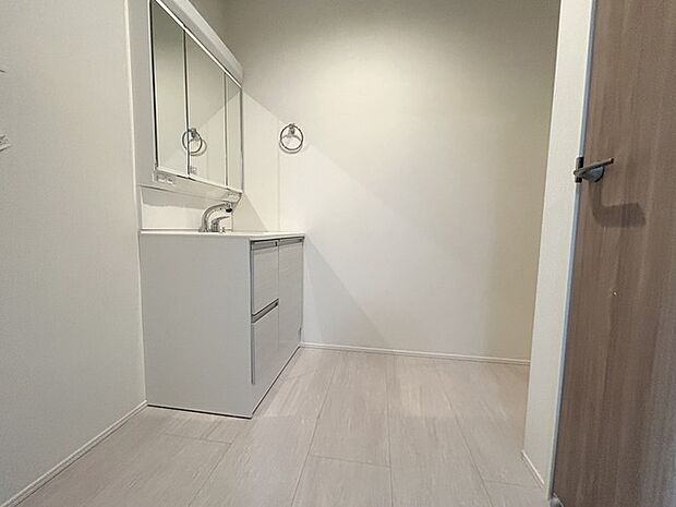 お風呂に入る前、心も体もふっと一息つける「静けさの入り口」。