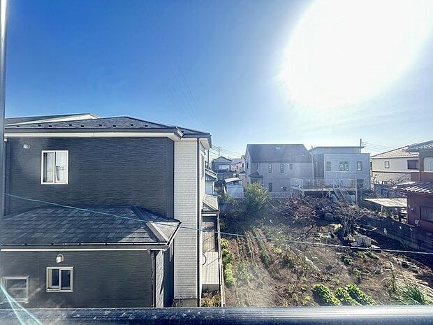 住宅街の中の一戸建て、あたりはほとんど住宅です。