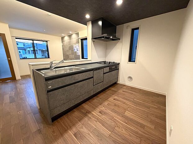 料理をしながらでも、ご家族との会話を楽しめる対面キッチン。 