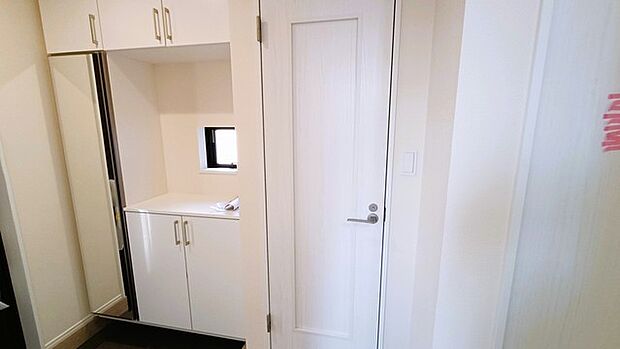 玄関を開けたらシューズボックス、使いやすい配置です。