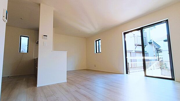 南側に大きな窓を配置、明るいリビングが出来ました。