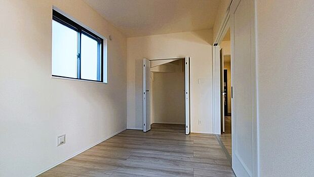 こちらの洋室は誰にも使いやすいサイズ感、5帖です。