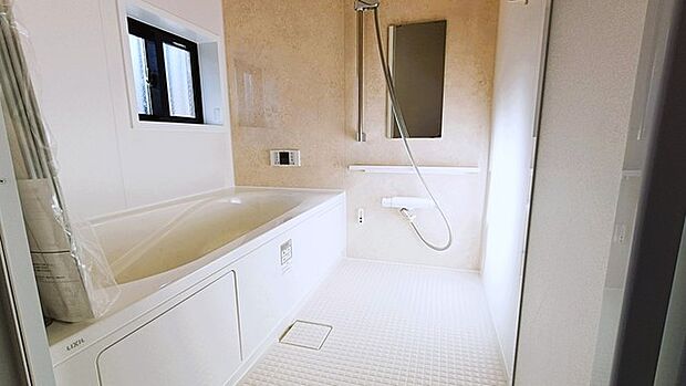 広々1坪タイプのゆったり浴室ユニット。防カビ・抗菌素材なのもうれしい。