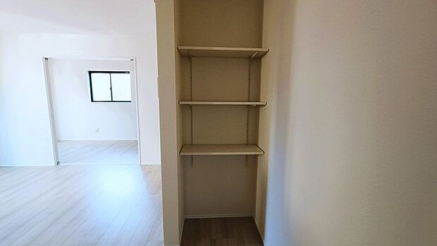 キッチンの脇に、この収納があるだけで、キッチン動線が変わりますね。