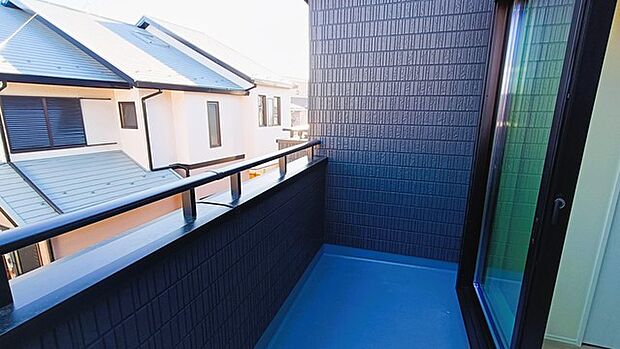 らくらくお洗濯を助ける広いバルコニー。 