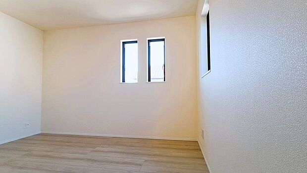 新築の木の匂いのする室内。写真では伝わらないので、ぜひ現地でお確かめください。 