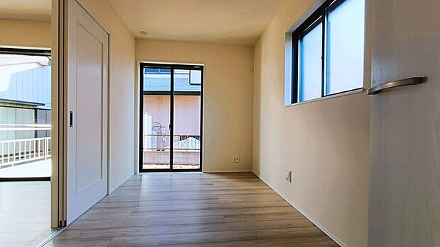 今からここを誰のお部屋にしようか、そんな洋室。大きさは5帖です。 