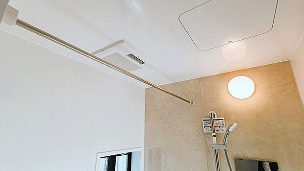 空気もこもらず、いつもクリーンな浴室乾燥機付。 