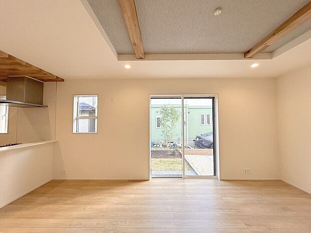 南側に大きな窓を配置、明るいリビングが出来ました。 