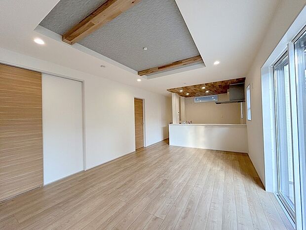 リビング空間とダイニング空間とか使い分けやすい間取り配置。対面式でキッチン立つ人の視界も良好です。 