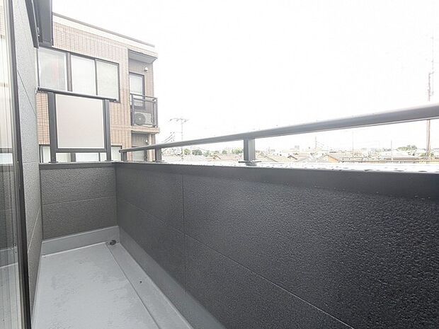 らくらくお洗濯を助ける広いバルコニー。 