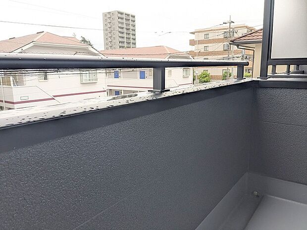 周囲の景色が穏やかに広がり、外の空気を身近に感じられる日常のひとときを演出します。