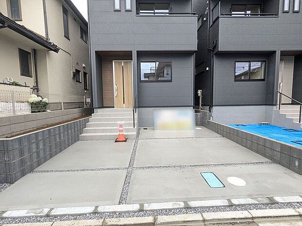 新築の玄関扉。きっと今のお家より重厚感が違います。