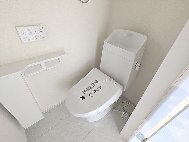 トイレはやっぱり白が1番落ち着きますね。もちろん衛生面でも嬉しいウォシュレット機能付きです。