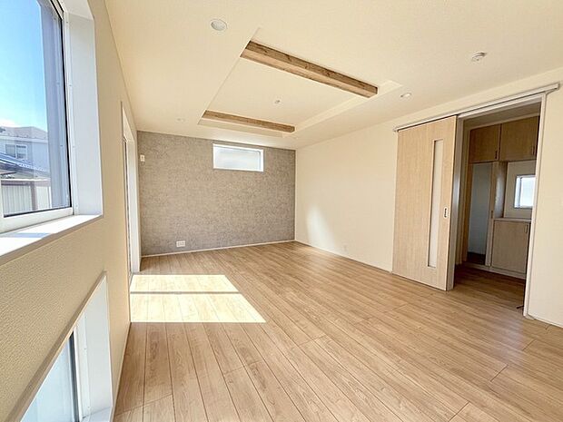 白の壁紙は王道ですが、あえて遊び心をリビングに。 