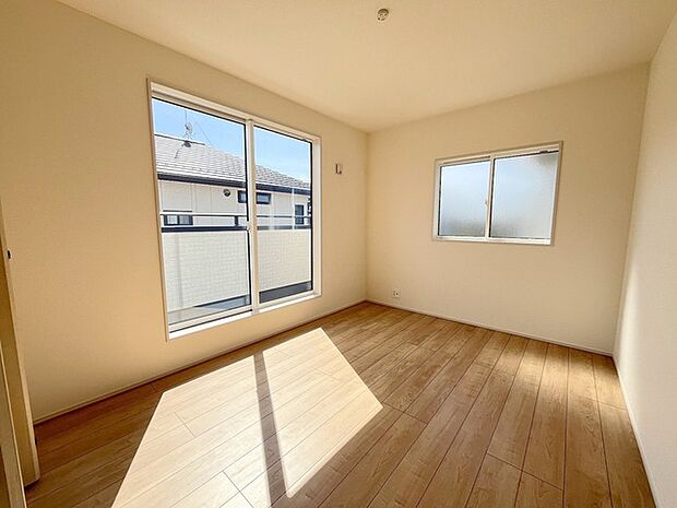 たっぷりの陽光と、心地よい風が舞い込みます。 