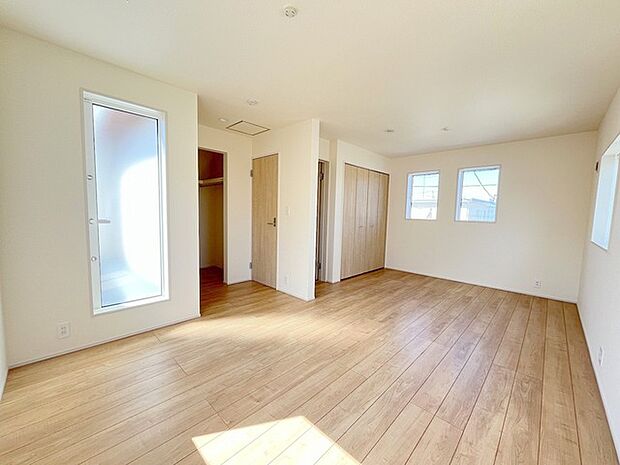 将来的には間仕切りして2部屋に変更可能な洋間。成長に合わせた間取り変更が可能なタイプ。