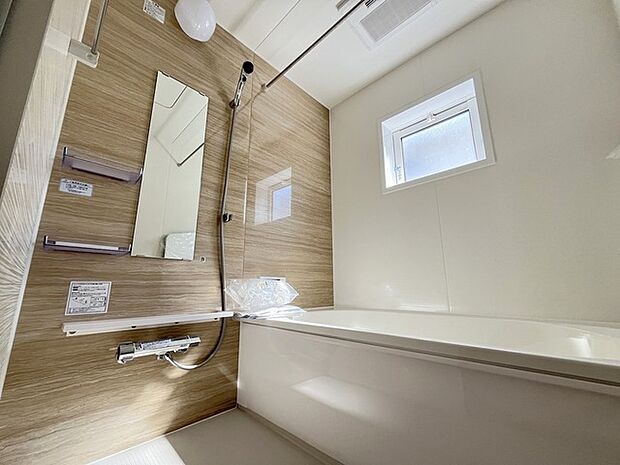 広々1坪タイプのゆったり浴室ユニット。防カビ・抗菌素材なのもうれしい。 