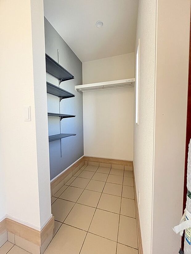 玄関横にシューズインクローク付き、雨具や三輪車を置いても余裕の広さ。