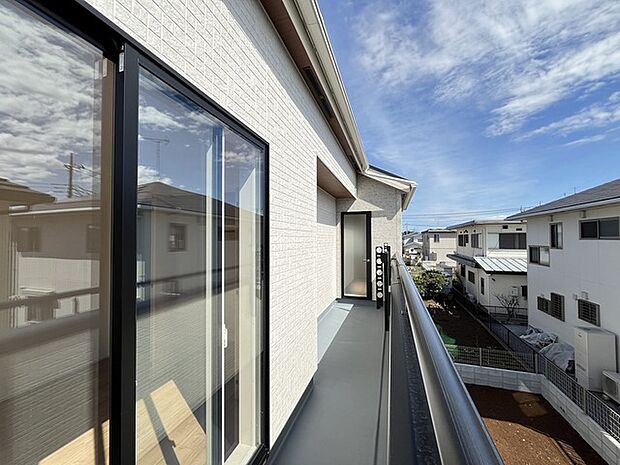 2部屋から行き来できる続きバルコニー。