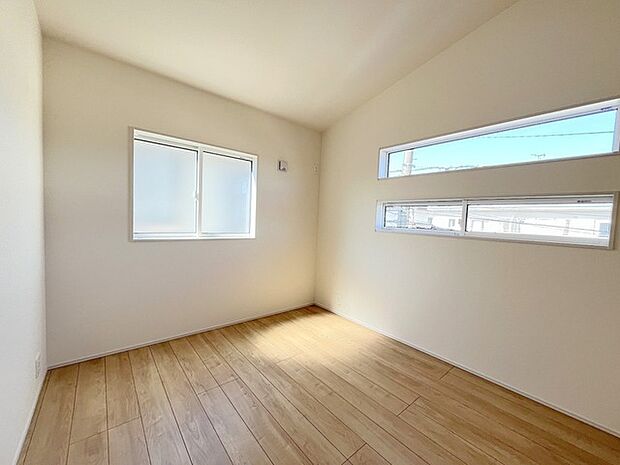 今からここを誰のお部屋にしようか、そんな洋室。大きさは5帖です。 