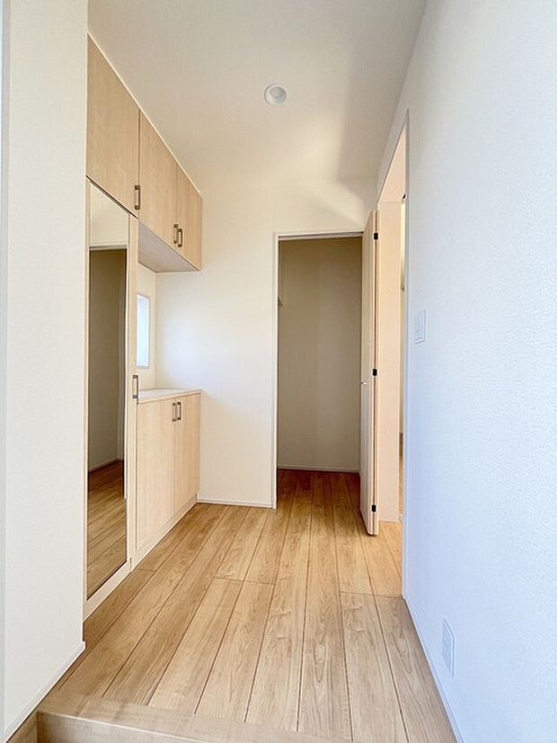 誰も住んだことのない家の玄関スペース。あたらしい木のにおいを感じていただけると思います。 