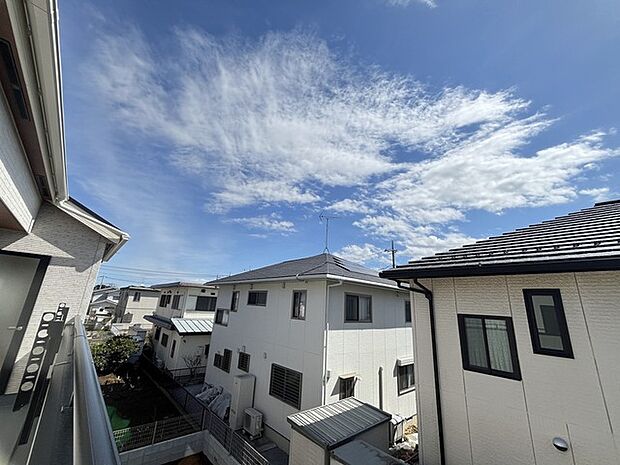 主に二階建てが中心の住宅街。近隣の屋根を高さを見ても、こちらの家と同じくらい。