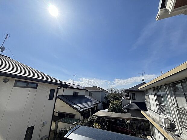 あたりには住宅を中心とした建物が広がります。
