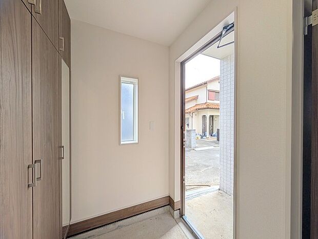 誰も住んだことのない家の玄関スペース。あたらしい木のにおいを感じていただけると思います。