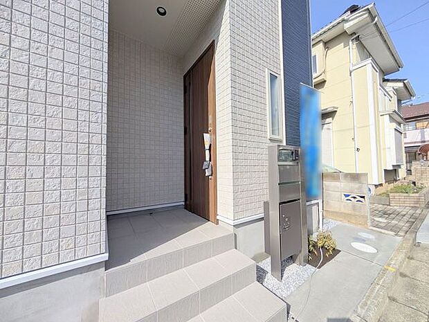 この扉を開けると、新築の木の匂いが待ってます。 