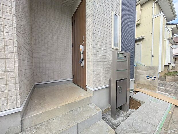 この扉を開けると、新築の木の匂いが待ってます。