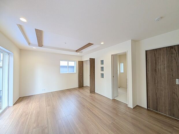 新築の木の匂いのする室内。写真では伝わらないので、ぜひ現地でお確かめください。 