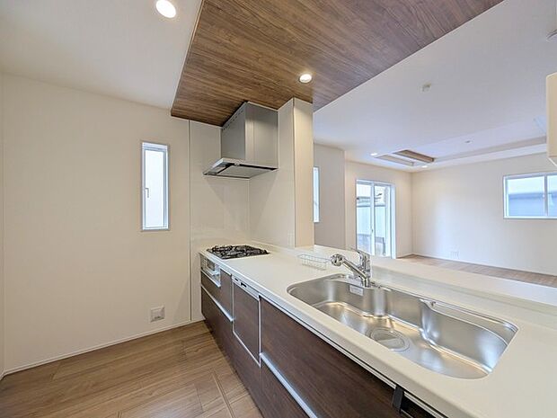 対面タイプなら、キッチン内にいながらご家族やお客様との会話が楽しめます。