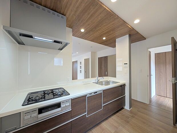 対面キッチンがご家族の温かい時間を演出。 