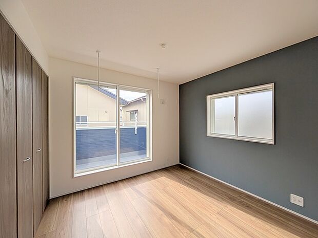 ベースカラーと異なった配色の壁紙を使用。ちょっとお部屋の雰囲気が変わります。