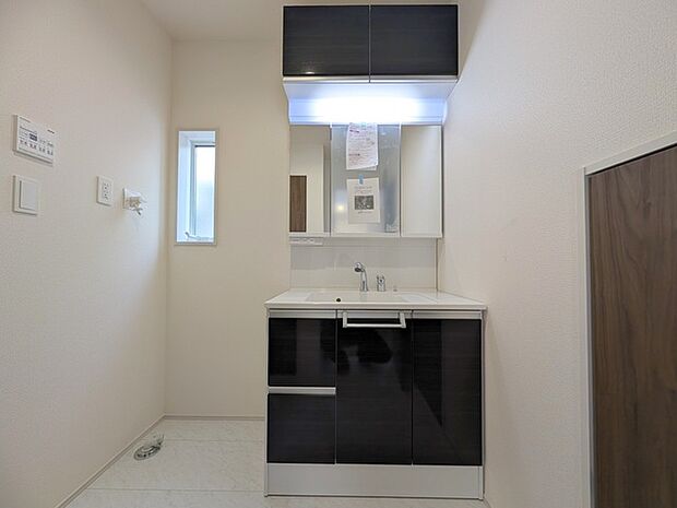 たっぷりの収納を設けたシャワー付洗面台で快適な暮らし。