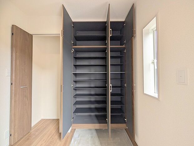 玄関がいつも片づく大容量シューズボックス。 
