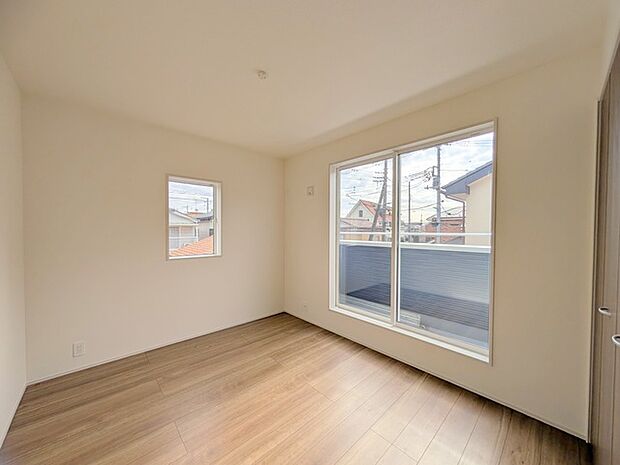 今からここを誰のお部屋にしようか、そんな洋室。大きさは5.25帖です。