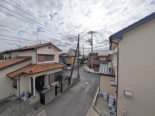 車通りの少ない閑静な住宅地、のびのびした子育てに適します。 