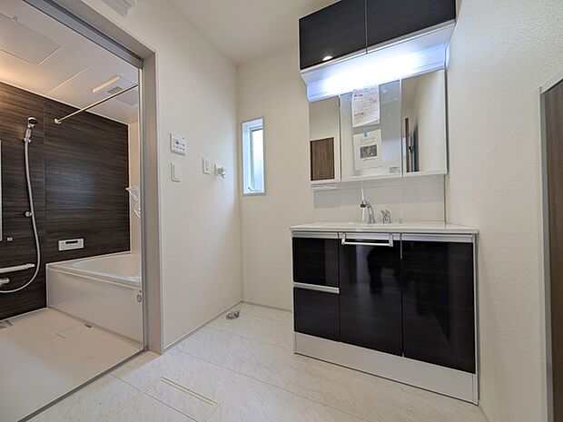 お風呂に入る前、心も体もふっと一息つける「静けさの入り口」。