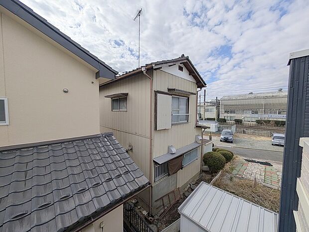 住宅街の中の一戸建て、あたりはほとんど住宅です。