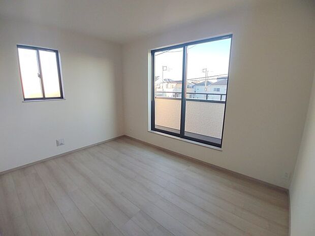 バルコニーからはたっぷりと太陽の光が舞い込みます。 