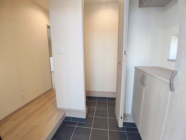 玄関横にシューズインクローク付き、雨具や三輪車を置いても余裕の広さ。 