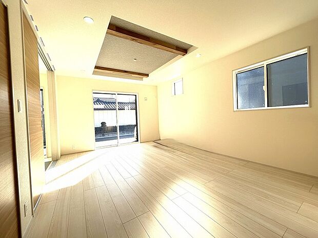 天井を高くして開放感をプラスした折り上げ天井と採光にこだわった、LDK。