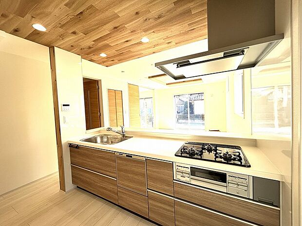 カウンターからはリビングが広く見渡せ、ご家族とのコミュニケーションも弾みます。